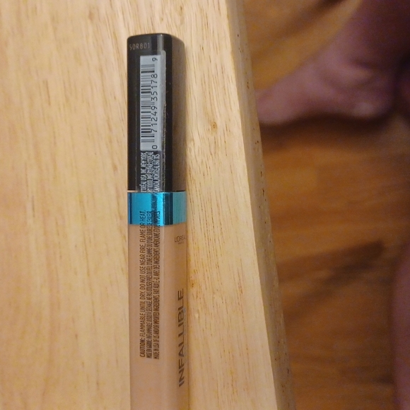 L'Oreal Infallible Pro-Glow Concealer Brand New #01 Classic Ivory - Picture 2 of 3